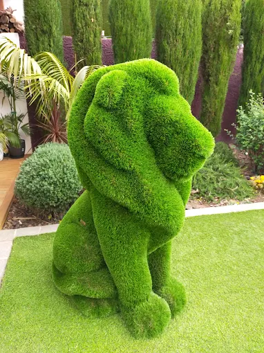 figura de animal forrada en césped artificial