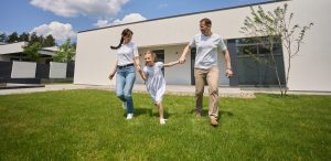 Familia en el jardín