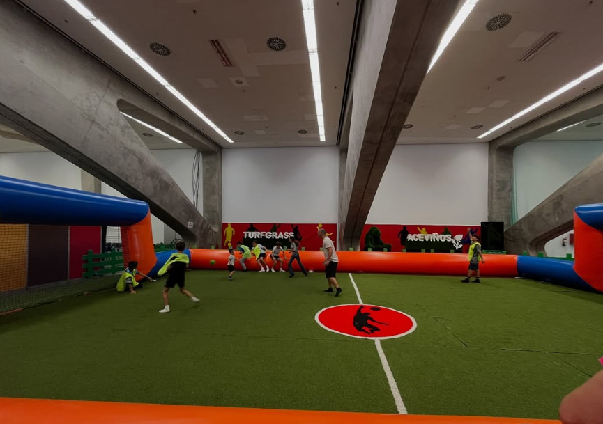 Cancha de fútbol con césped artificial en el PIT por Aceviños Jardinería en Tenerife