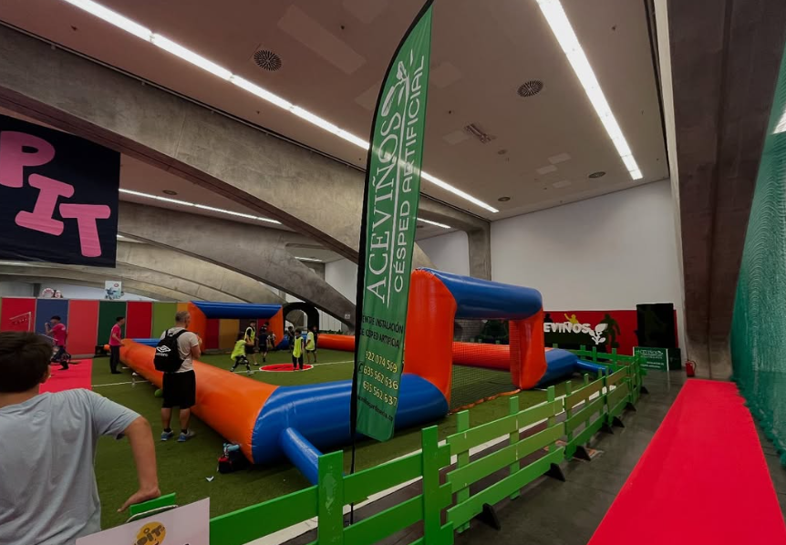 Cancha de fútbol con césped artificial en el PIT por Aceviños Jardinería en Tenerife