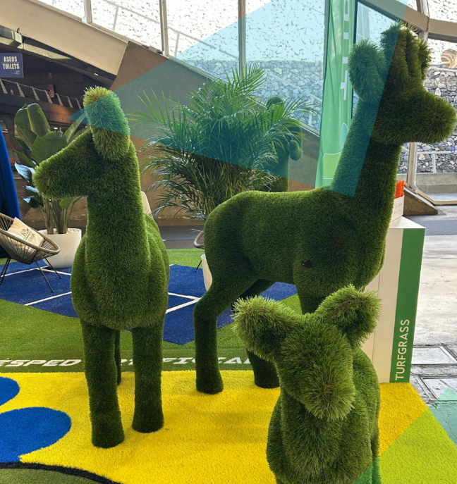 figuras XL forradas en césped artificial