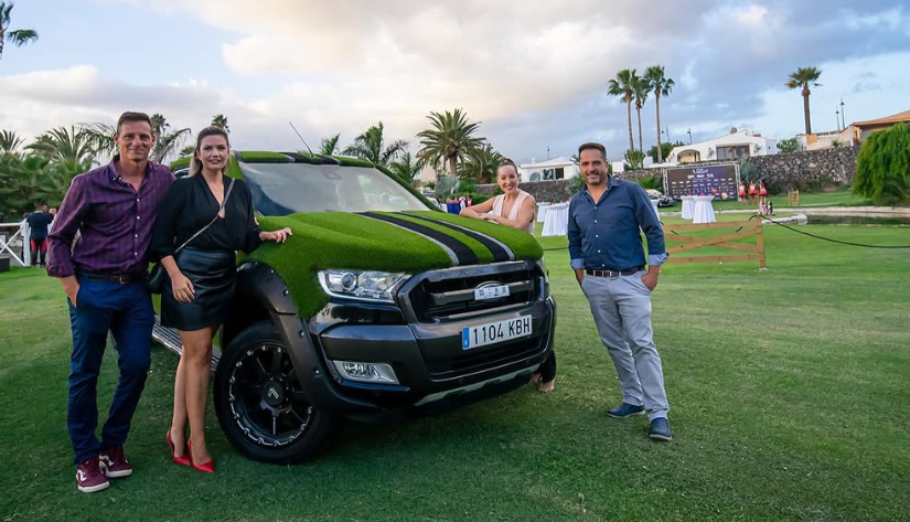Coche forrado en césped artificial por aceviños jardinería