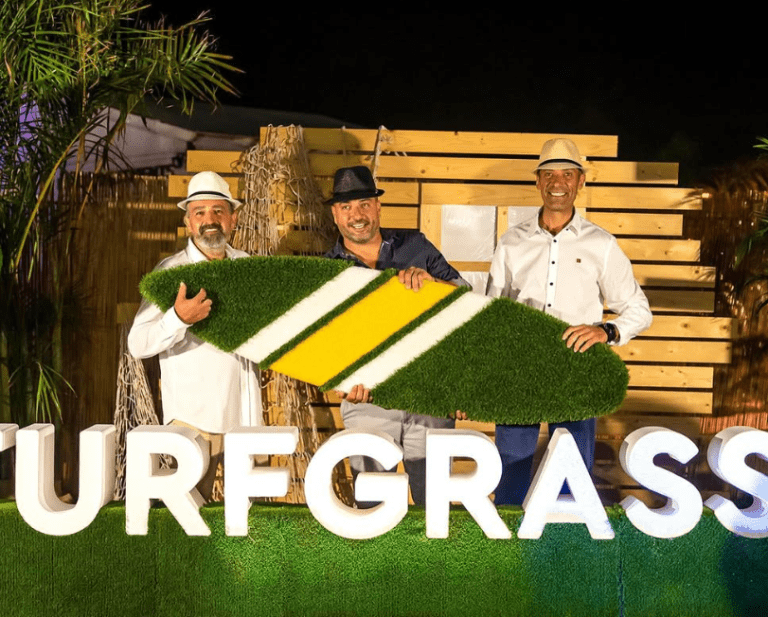 Tabla de surf forrada en césped artificial por aceviños jardinería