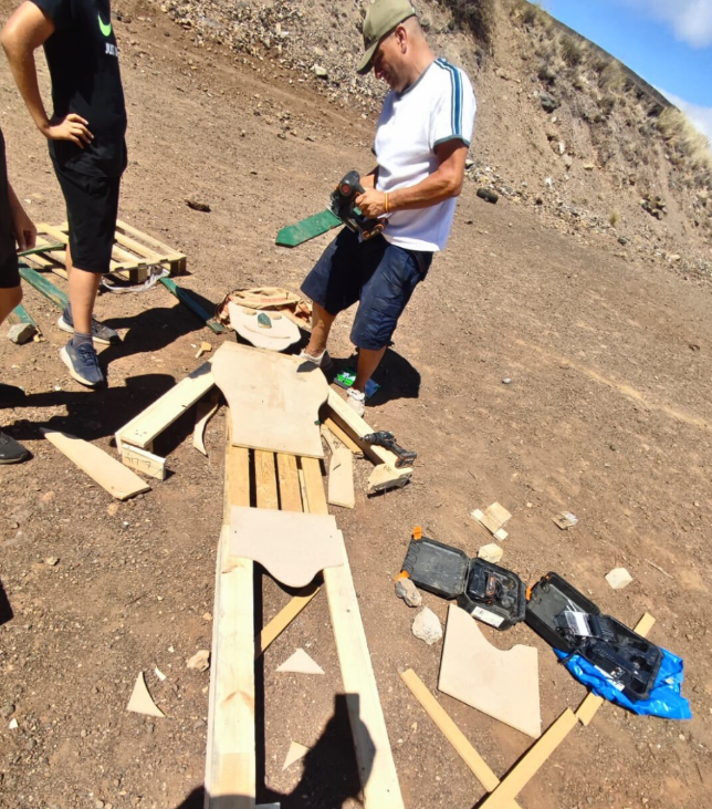 aceviños jardinería ayudando enlas hogueras de san juan en acorán
