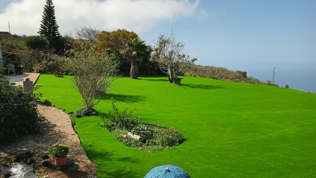 exterior con césped artificial en tenerife