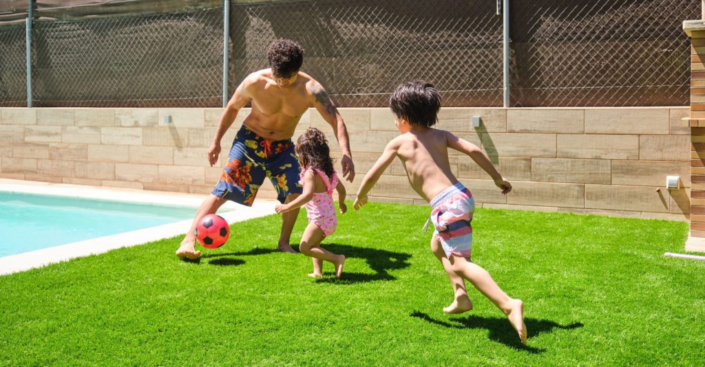 Padre e hijos en la piscina