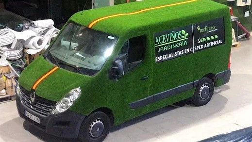 Furgón forrado en césped artificial de color azul por aceviños jardinería en tenerife