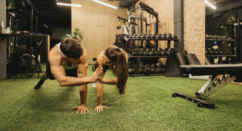Pareja haciendo ejercicio