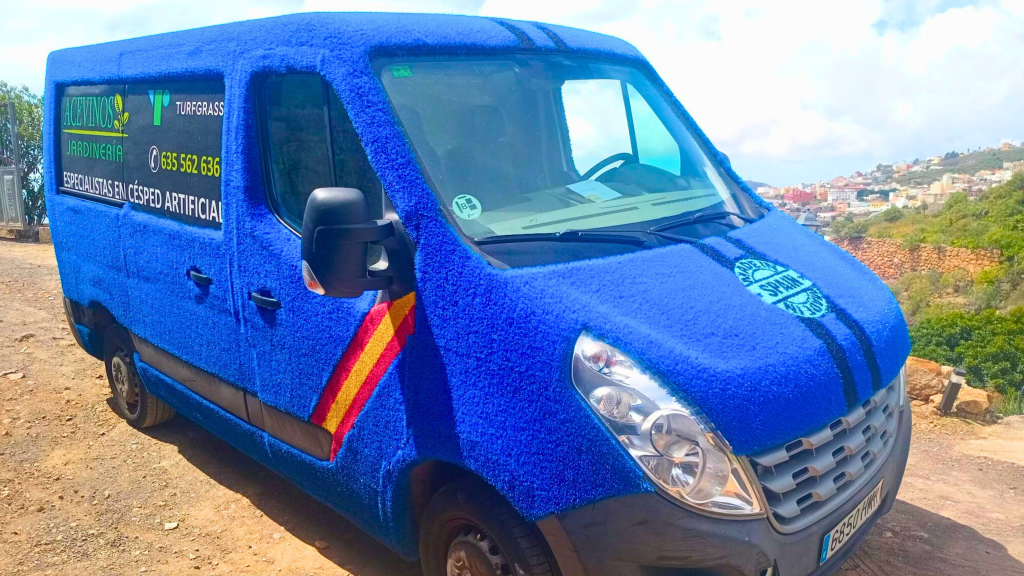 Furgón forrado en césped artificial azul por aceviños jardinería