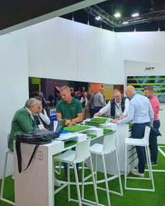 el equipo de aceviños jardinería en una feria alemana de césped artificial