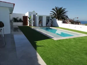 piscina zona césped artificial