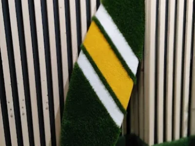 objetos en césped artificial