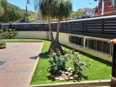 Jardín pequeño con césped artificial