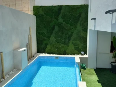 césped artificial en zona de piscina