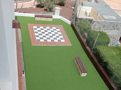 ajedrez gigante de césped artificial en tenerife