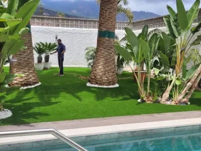 jardín de césped artificial con piscina en tenerife