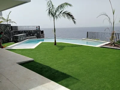 jardín con césped artificial con piscina en tenerife