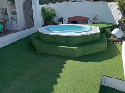 jacuzzi con césped artificial en tenerife