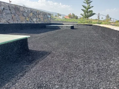 techo de casa en tenerife con césped artificial negro