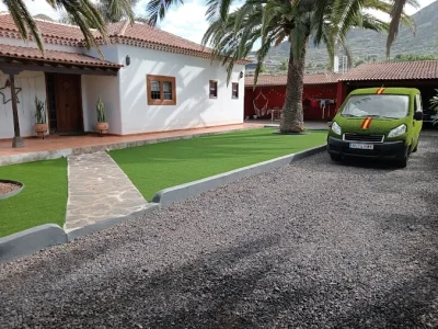césped artificial para la entrada a un hogar tenerife