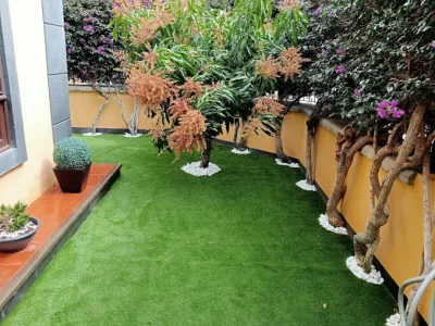jardín con césped artificial en tenerife