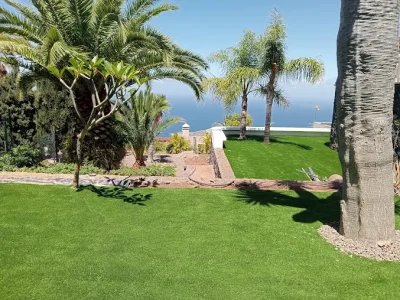 jardín con césped artificial