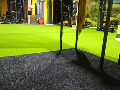 Césped artificial en interior de Gimnasio Tenerife