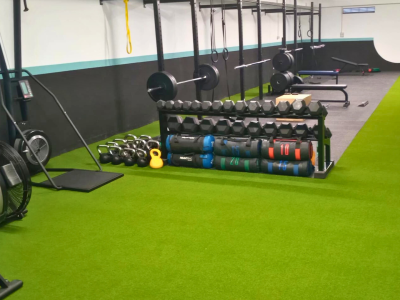 Interior de gimnasio en Tenerife con césped artificial