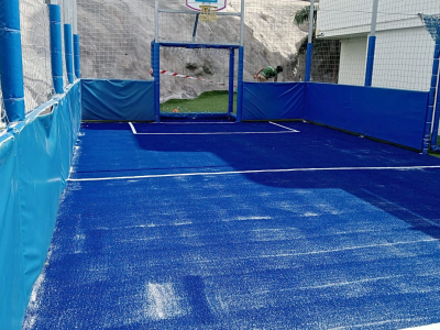 Cancha de fútbol con césped artificial azul Tenerife