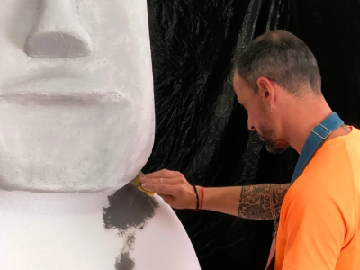 Tótem de césped artificial fabricado por aceviños jardinería