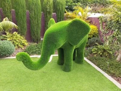 elefante de césped artificial en jardín de tenerife