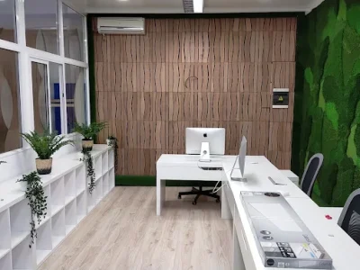 Oficinas con pared de césped artificial en tenerife