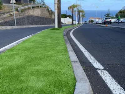 calle con césped artificial tenerife