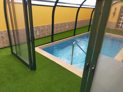 piscina interior con césped artificial