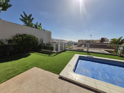 zona piscina césped artificial