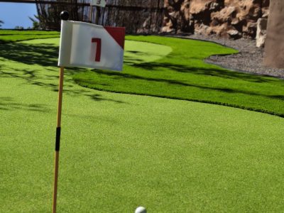 golf con césped artificial