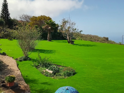 exterior con césped artificial en tenerife