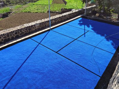 césped artificial azul