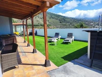 terraza con césped artificial