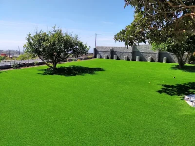 jardín perfecto con césped artificial