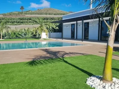 piscina con césped artificial en tenerife