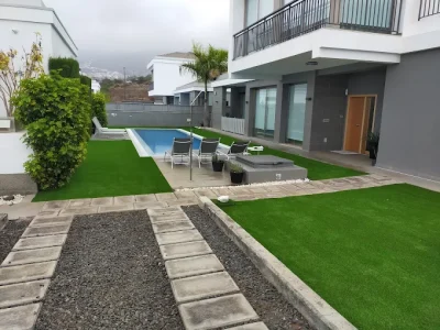 césped artificial en piscina exterior tenerife