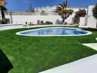 césped artificial en jardín con piscina exterior tenerife