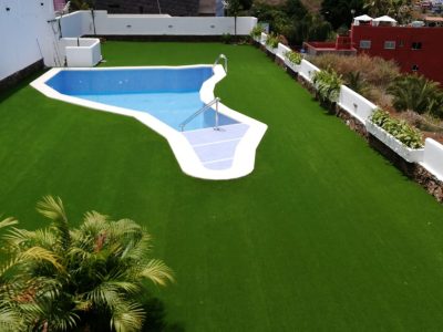 instalanción césped artificial en zona pisicina