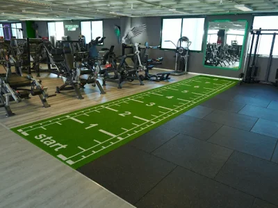 Regla de gym con césped artificial en gimnasio de tenerife