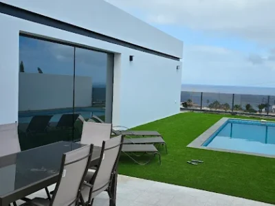 terraza de césped artificial con piscina