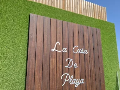 Logos de negocios en césped artificial